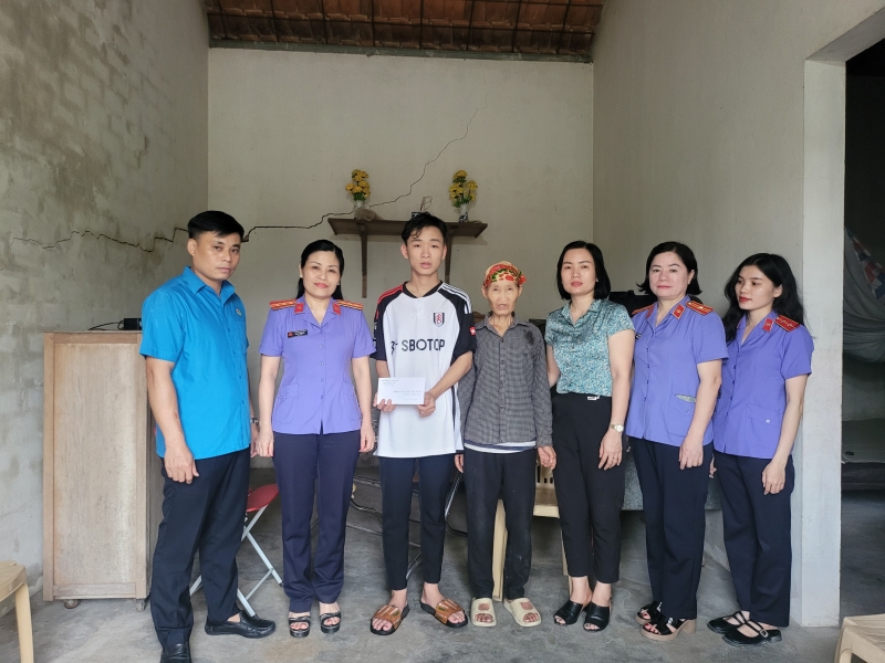 Công đoàn Viện Kiểm sát nhân dân thị xã Hồng Lĩnh trao tặng quà cho học sinh có hoàn cảnh đặc biệt khó khăn